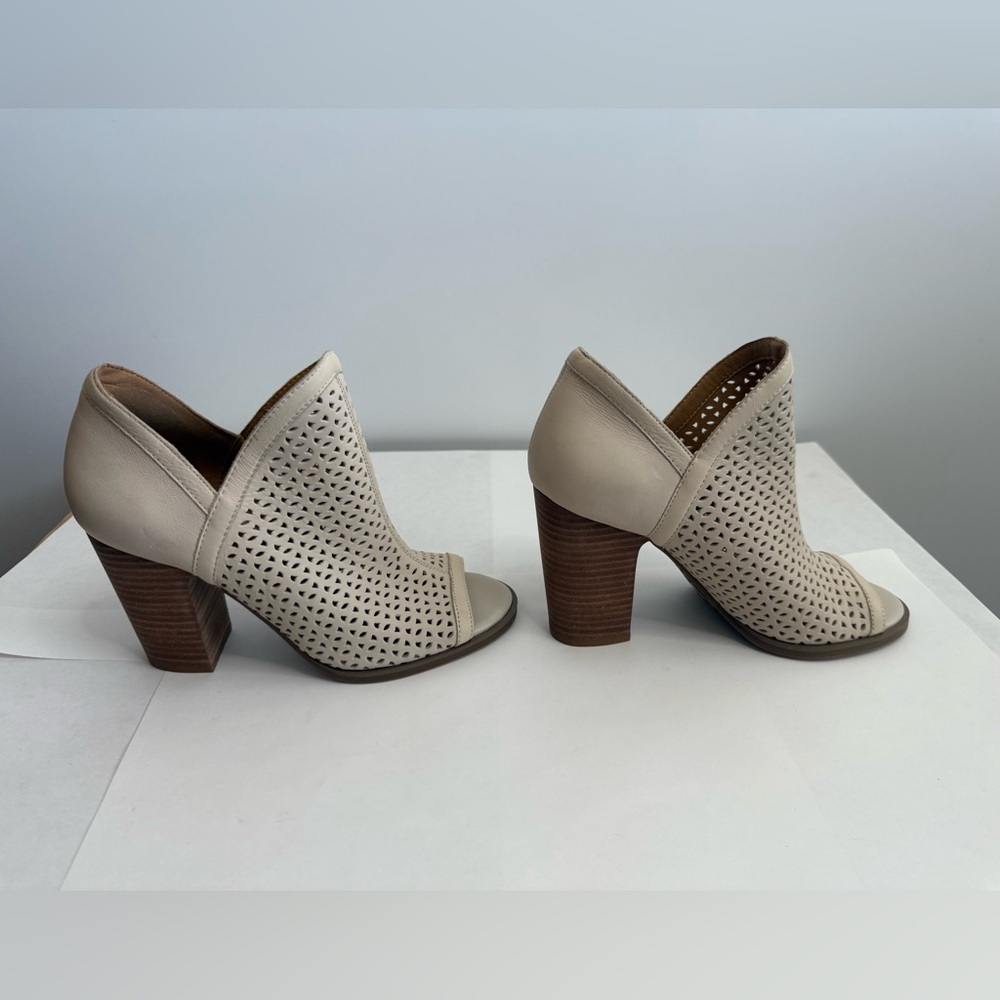 Lucky Brand Cream Leather Cream Peep-Toe Booties – Size 6 (New) w/ Block Heels